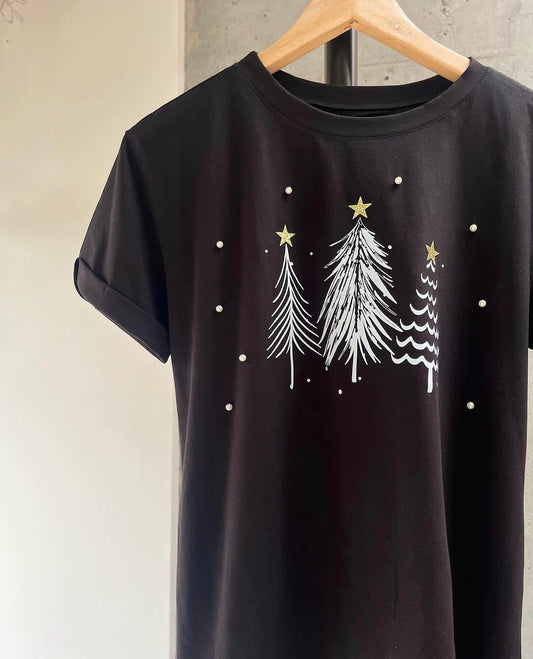 Camiseta básica navideña arbolitos
