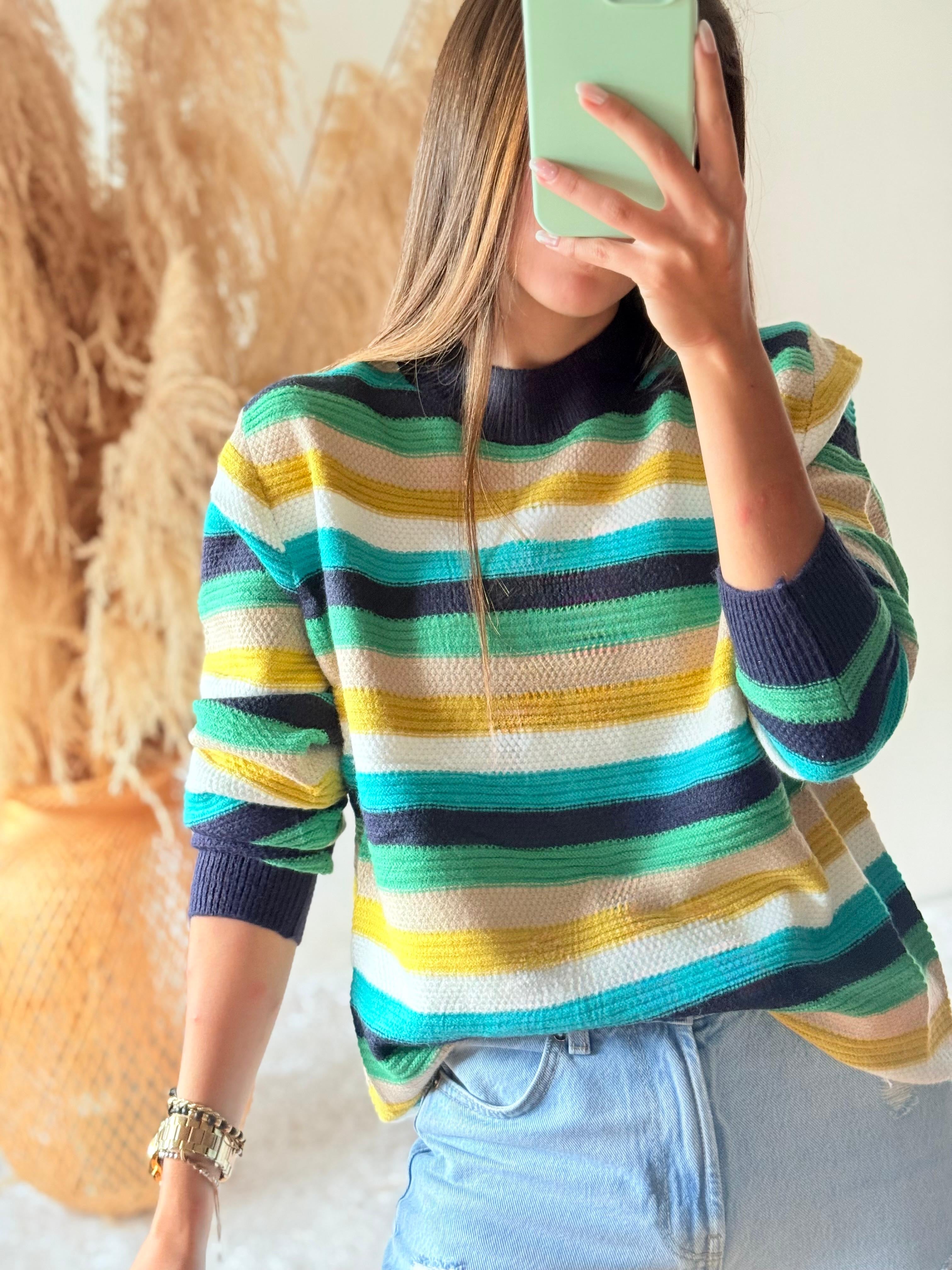 Suéter rayado cuello medio