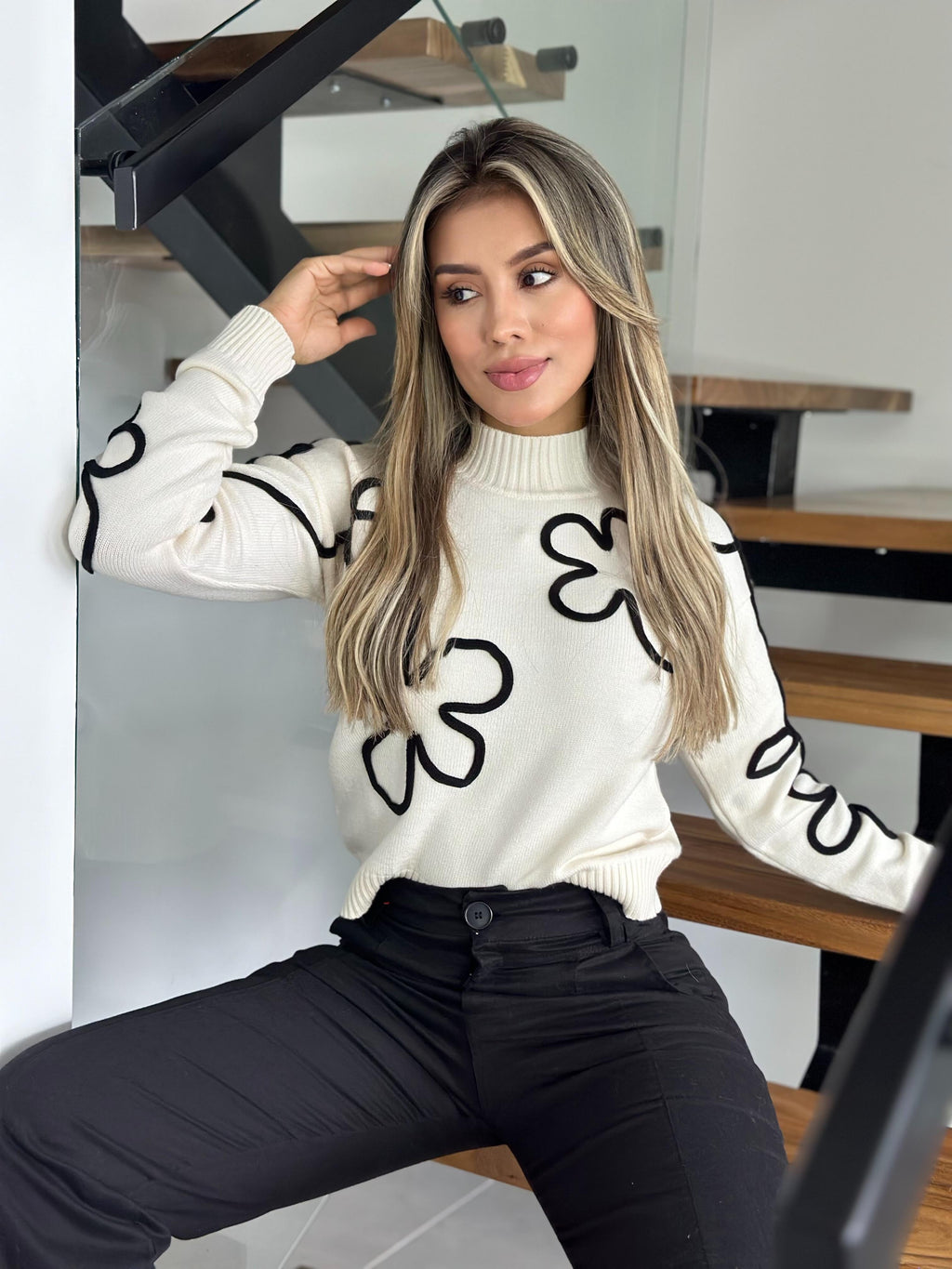 Suéter flor bordada