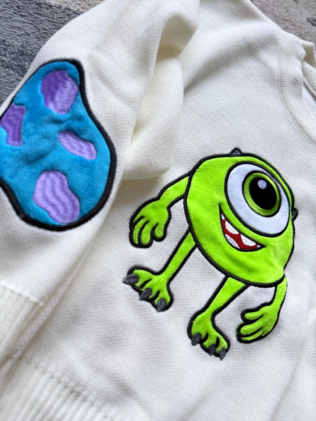 Suéter bordado Mike wasowski